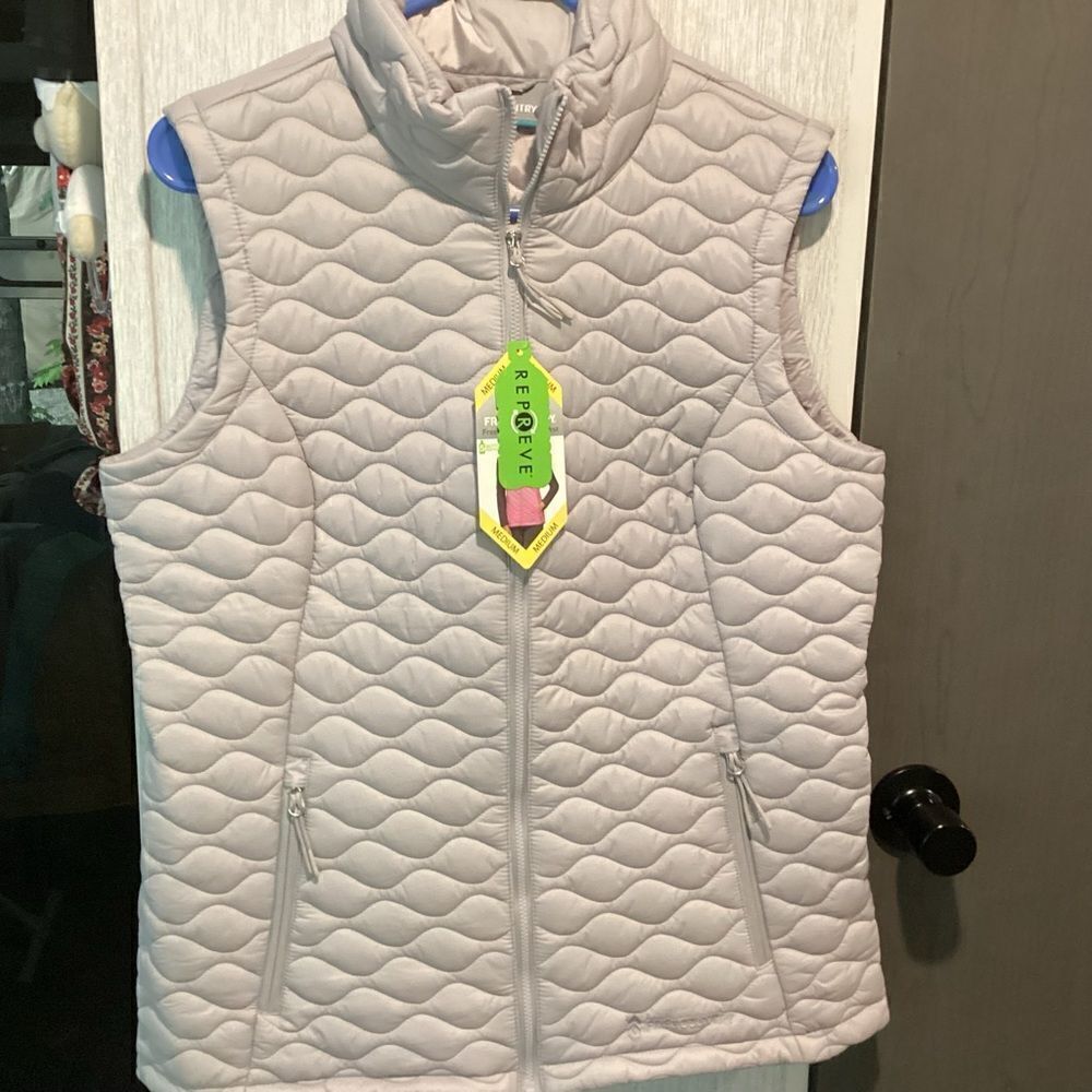 NWT Free Country Brand Women’s Puffer Vest Silver in Size Medium